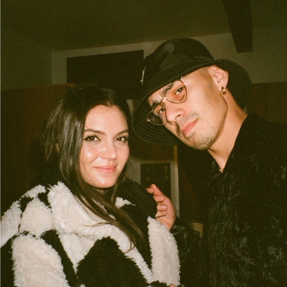 Meet your Posher, Carlos - Picture 1 of 6